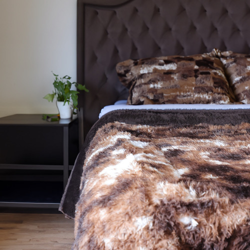 Combo: 2 Edredones Cobertores Faux Fur Calientito Queen Size Color Café Nevado Diseño De La Tela Liso